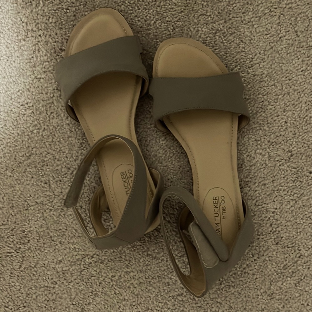 Super cute gray sandals